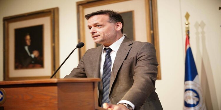 Χάρης Δούκας: «Όπου υπάρχουν παράνομα τραπεζοκαθίσματα θα μπαίνει λουκέτο»