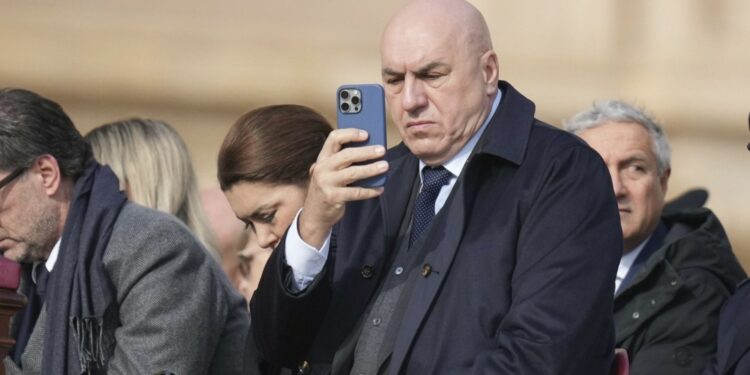 Ιταλία: Χάκερς παραβίασαν τους λογαριασμούς του υπουργού Άμυνας