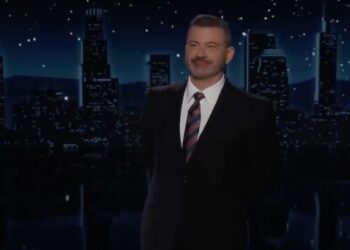 Τζίμι Κίμελ: Επέστρεψε με αναφορά υπέρ της ελευθερίας του λόγου και με δάκρυα στα μάτια