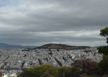 Καιρός: Αίθριος με αισθητή ψύχρα και θυελλώδεις βοριάδες