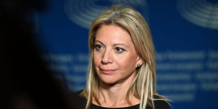 Μαρία Καρυστιανού: «Απάνθρωποι και βρώμικοι Μητσοτάκης, Καραμανλής, Τριαντόπουλος»