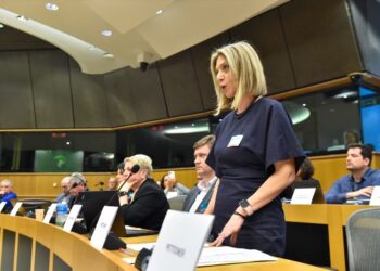 Όταν η πολιτική φτώχεια μετριέται σε κεριά και η κριτική εναντίον της Καρυστιανού