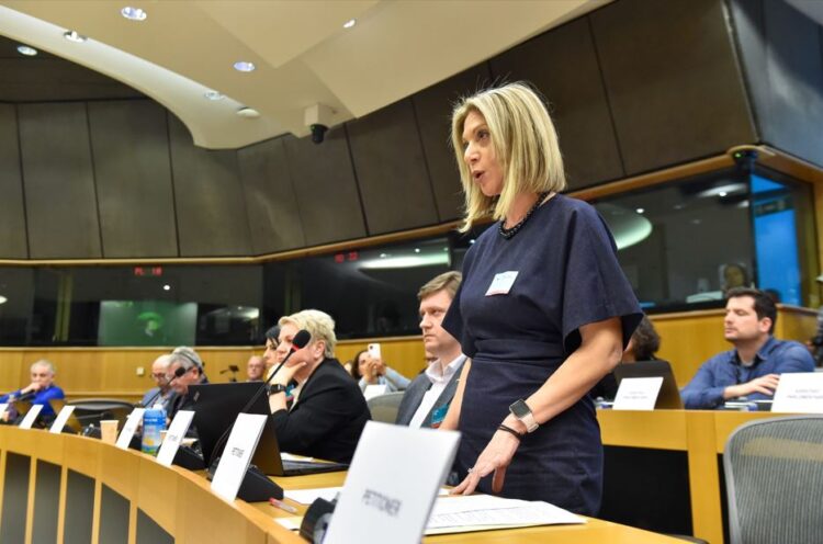 Όταν η πολιτική φτώχεια μετριέται σε κεριά και η κριτική εναντίον της Καρυστιανού