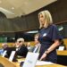 Όταν η πολιτική φτώχεια μετριέται σε κεριά και η κριτική εναντίον της Καρυστιανού
