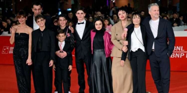 Νικ Κασσαβέτης:  θα σκηνοθετήσει ριμέικ του «The Boy With the Pink Pants»