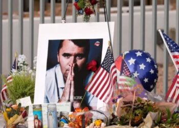 Στην κηδεία του Κερκ ο Βανς πήρε το «δαχτυλίδι»