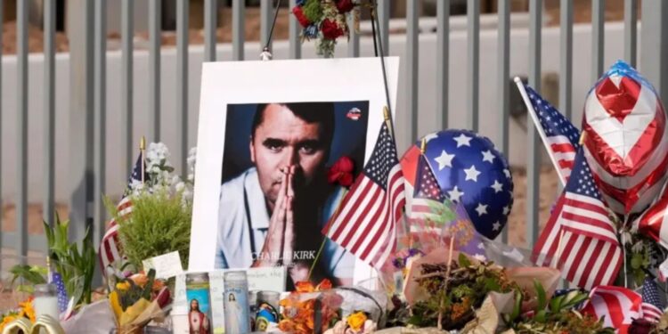 Στην κηδεία του Κερκ ο Βανς πήρε το «δαχτυλίδι»