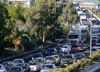 Μποτιλιάρισμα στην Κηφισίας: Κλειστές δύο λωρίδες – Έπεσαν μπάζα από φορτηγό στην άνοδο