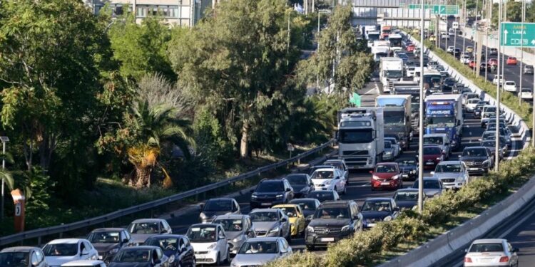 Μποτιλιάρισμα στην Κηφισίας: Κλειστές δύο λωρίδες – Έπεσαν μπάζα από φορτηγό στην άνοδο