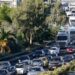 Μποτιλιάρισμα στην Κηφισίας: Κλειστές δύο λωρίδες – Έπεσαν μπάζα από φορτηγό στην άνοδο