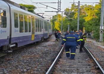 Κολωνός: Τρένο παρέσυρε πεζό – Σε εξέλιξη επιχείρηση για τον απεγκλωβισμό του