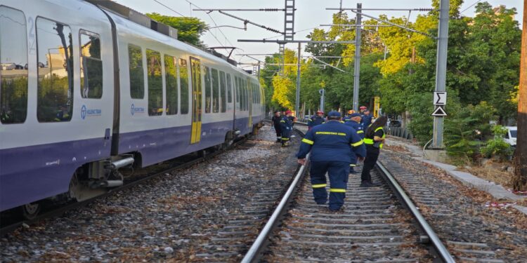 Κολωνός: Τρένο παρέσυρε πεζό – Σε εξέλιξη επιχείρηση για τον απεγκλωβισμό του