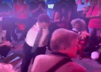 51 χρόνια ΠΑΣΟΚ: Το βαρύ ζεϊμπέκικο του Τσουκαλά και τα παλαμάκια από τον Ανδρουλάκη