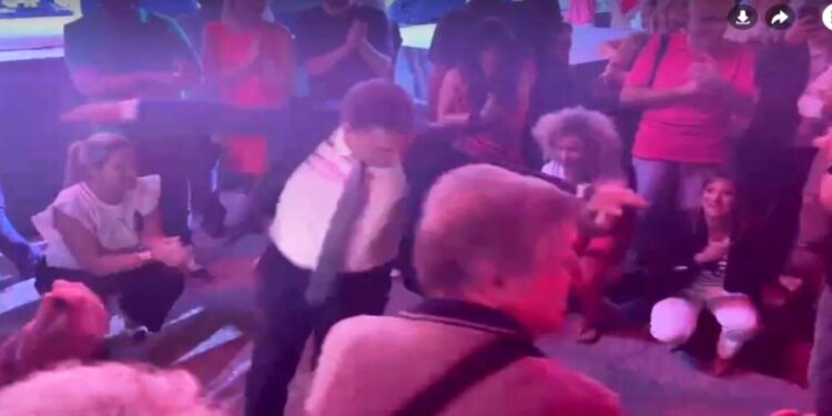 51 χρόνια ΠΑΣΟΚ: Το βαρύ ζεϊμπέκικο του Τσουκαλά και τα παλαμάκια από τον Ανδρουλάκη