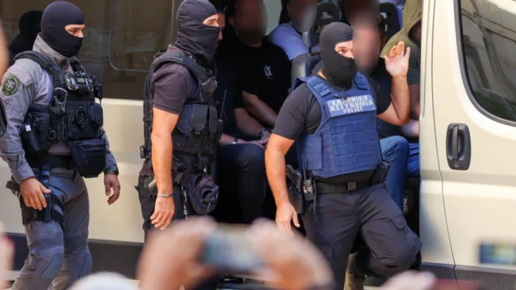 Κρητική μαφία: Τριψήφιο αριθμό εμπλεκομένων βλέπουν οι δικηγόροι -Στη φυλακή 6 άτομα – Στον ανακριτή αύριο τα 2 αδέρφια (βίντεο)