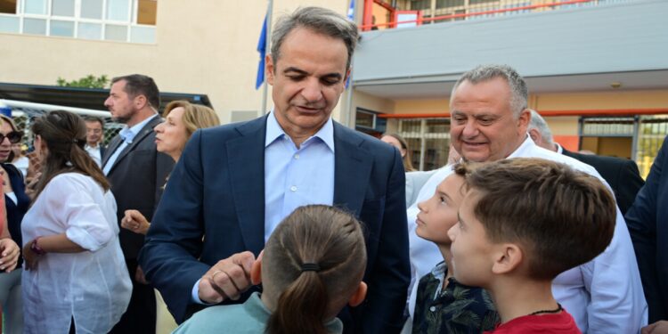 Στη Νέα Φιλαδέλφεια για τον αγιασμό της νέας σχολικής χρονιάς ο Κυριάκος Μητσοτάκης
