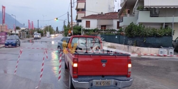 Λαμία: Ο δρόμος “κατάπιε” πυροσβεστικό όχημα