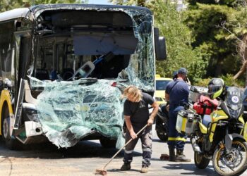 Νέο τροχαίο με λεωφορείο στην Αττική: Συγκρούστηκε με γερανό στην Συγγρού!