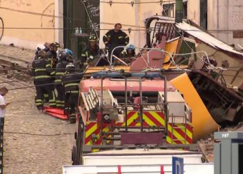 Λισαβόνα: Τι αναφέρουν μάρτυρες για τον εκτροχιασμό του τελεφερίκ με 15 νεκρούς και 18 τραυματίες – Σε εθνικό πένθος η χώρα