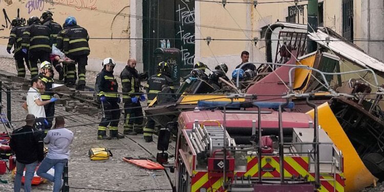 «Διαλύθηκε σαν χαρτόκουτο»: Στους 17 οι νεκροί μετά τον εκτροχιασμό τελεφερίκ στη Λισαβόνα