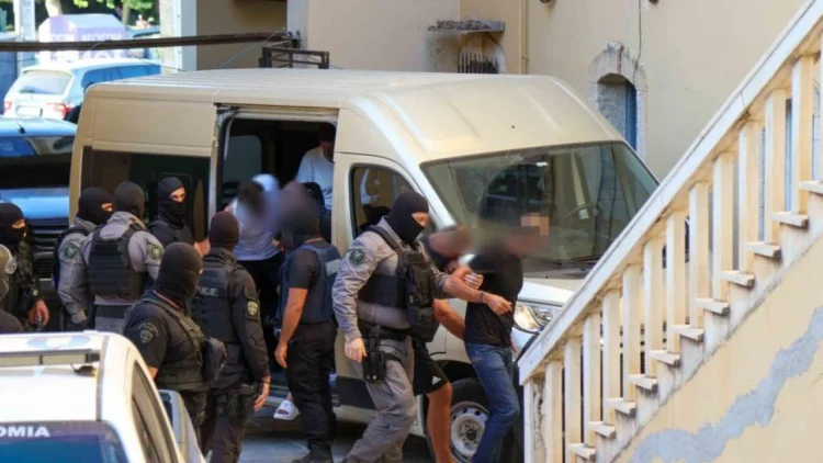 Κρητική μαφία: «Τον έχω τώρα, σε 12 βίντεο και 1000 φωτογραφίες» – Οι «καυτοί» διάλογοι που αποκαλύπτουν το ροζ εκβιασμό του πρώην Αρχιμανδρίτη