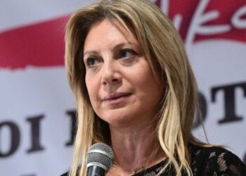 Καρυστιανού: «Δικαστές και εισαγγελείς αρνούνται στον γονιό το πιο ιερό δικαίωμα του, την εκταφή του παιδιού του για να μάθει από τι πέθανε»