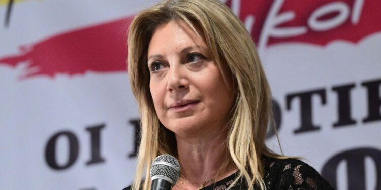 Καρυστιανού: «Δικαστές και εισαγγελείς αρνούνται στον γονιό το πιο ιερό δικαίωμα του, την εκταφή του παιδιού του για να μάθει από τι πέθανε»