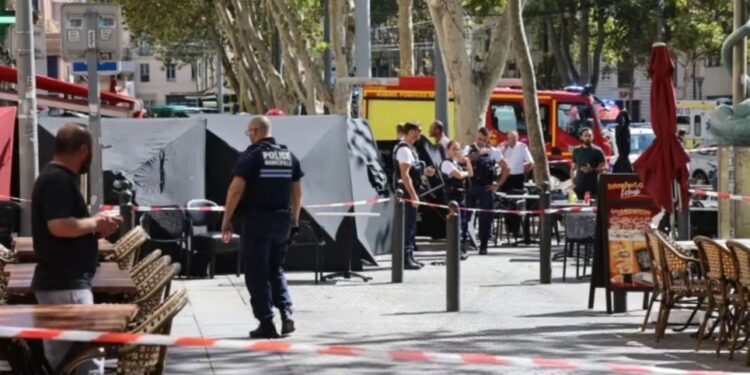 Μασσαλία: Άνδρας μαχαίρωσε πέντε ανθρώπους πριν πέσει νεκρός από αστυνομικά πυρά (Βίντεο)
