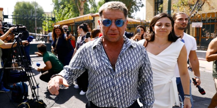 Ο Γιώργος Μαζωνάκης κατέθεσε μηνύσεις κατά της οικογένειάς του: «Βρήκα εξάρτημα παρακολούθησης στο σπίτι μου»