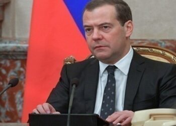 Προκλητικός Μεντβέντεφ προειδοποιεί την Ευρώπη για σύγκρουση με όπλα μαζικής καταστροφής