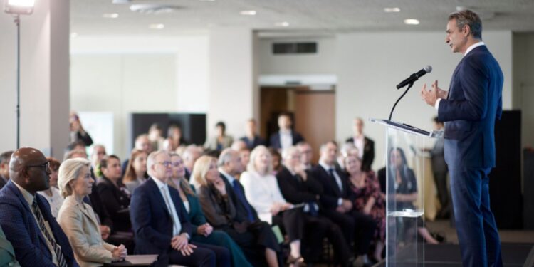 Μητσοτάκης: Τέλος τα sosial media στους κάτω των 16!