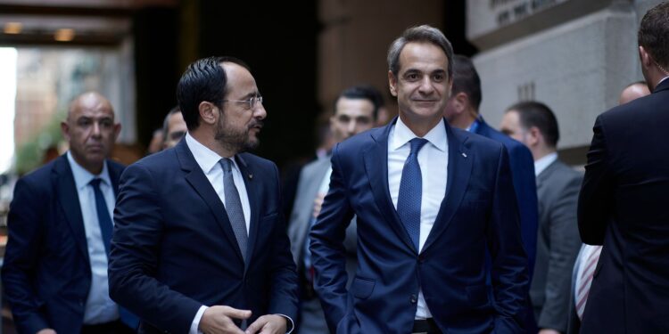 Αναβοσβήνουν τον διακόπτη της ηλεκτρικής διασύνδεσης