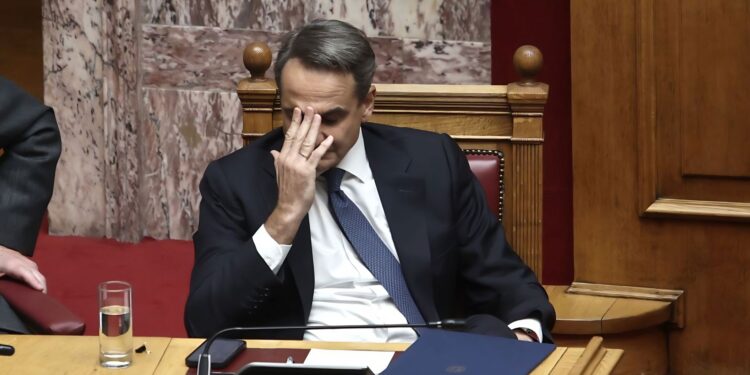 Μητσοτάκης προβληματισμένος - Αμείωτες οι πιέσεις των φορέων για μείωση του ΦΠΑ, με την πλάτη στον τοίχο η κυβέρνηση