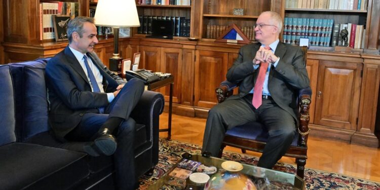 Μητσοτάκης σε Τασούλα: «Μειώνουμε τους φόρους και αυξάνουμε τους μισθούς»