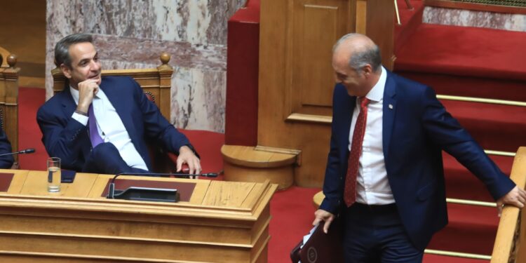 Μητσοτάκης - Βελόπουλος- Η περιουσία του Μητσοτάκη και η μάνα του Βελόπουλου που δούλευε καθαρίστρια στη Γερμανία