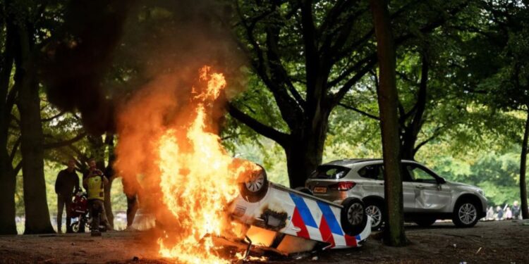 Ολλανδία: Σοβαρά επεισόδια στην Χάγη ανάμεσα σε ακροδεξιούς χούλιγκαν και αστυνομία