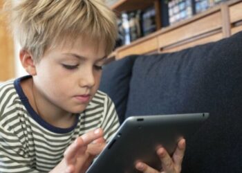 Τα παιδιά μας μπροστά στις οθόνες – Η όραση και η ψυχή τους σε κίνδυνο