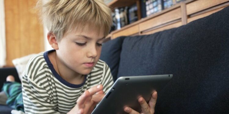 Τα παιδιά μας μπροστά στις οθόνες – Η όραση και η ψυχή τους σε κίνδυνο