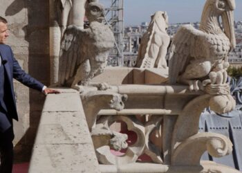 Ο Μακρόν εγκαινίασε τους πύργους της Παναγίας των Παρισίων – Η αναγέννηση ενός παγκόσμιου συμβόλου