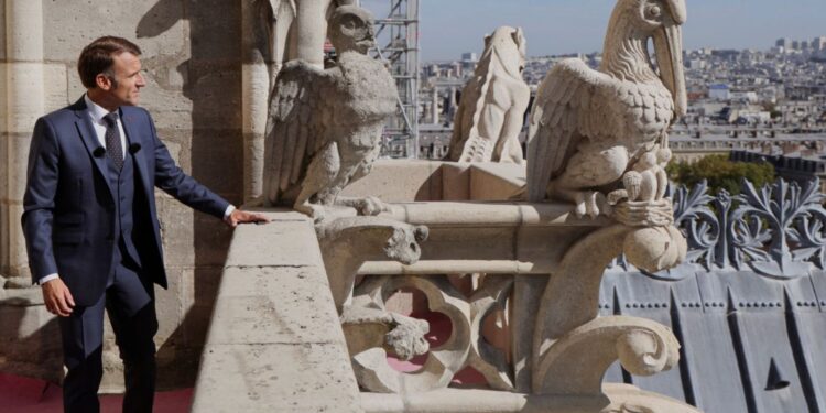 Ο Μακρόν εγκαινίασε τους πύργους της Παναγίας των Παρισίων – Η αναγέννηση ενός παγκόσμιου συμβόλου