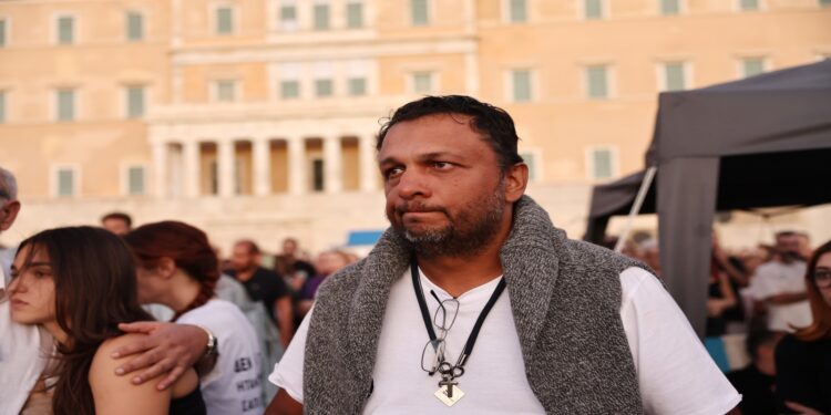 Πάνο Ρούτσι: Συνεχίζει την απεργία πείνας για 9η ημέρα – Μόνιμα ασθενοφόρο του ΕΚΑΒ στο Σύνταγμα