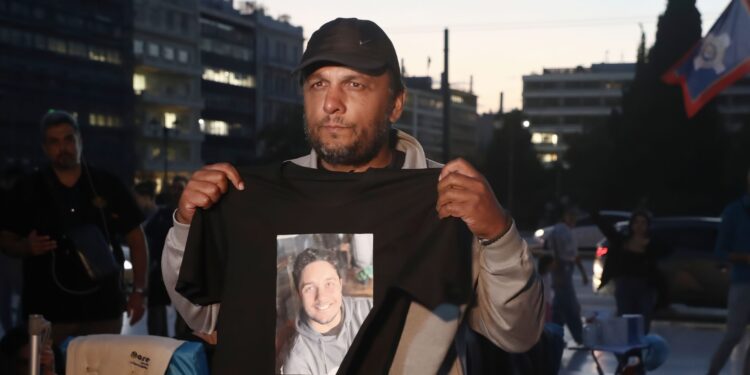 “Τα χρονικά περιθώρια στενεύουν”: Σε κρίσιμη κατάσταση ο Πάνος Ρούτσι – Η κυβέρνηση γυρίζει την πλάτη στον πατέρα των Τεμπών