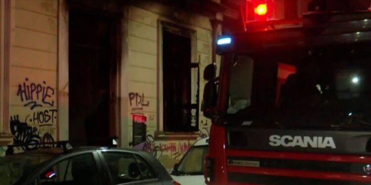 Υπό έλεγχο η φωτιά σε εγκαταλελειμμένο σπίτι στα Πατήσια