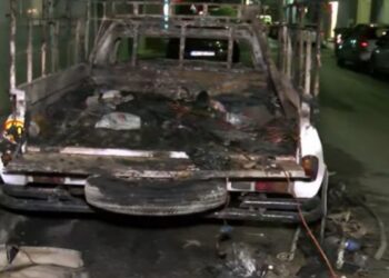 Πειραιάς: Φωτιά σε επαγγελματικό ΙΧ και ένα τρίκυκλο