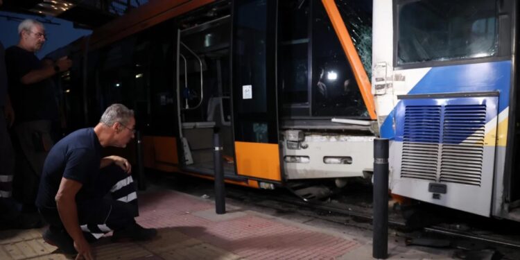 Σύγκρουση τραμ με λεωφορείο στον Πειραιά – Ποια είναι η πιθανή αιτία του ατυχήματος