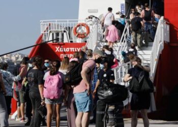 Βλάβη σε καταμαράν που εκτελούσε δρομολόγιο από Ύδρα για Πειραιά