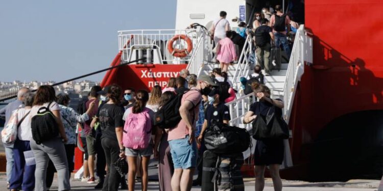 Βλάβη σε καταμαράν που εκτελούσε δρομολόγιο από Ύδρα για Πειραιά