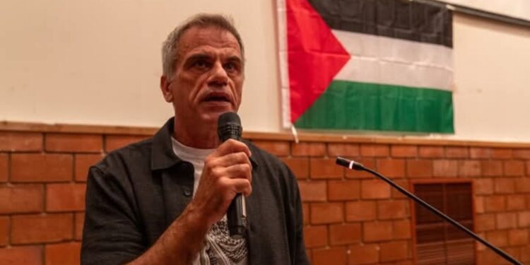 Τάκης Πολίτης: «Ούτε μίλι πίσω» – Ο ακτιβιστής Καθηγητής από την πλώρη του «Παύλος Φύσσας»