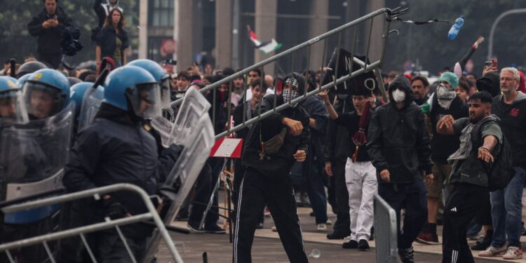 Μιλάνο: Βίαιες συγκρούσεις σε διαδήλωση για την Παλαιστίνη