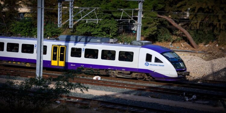 Φωτιά σε σταθμό Προαστιακού – Ακινητοποιήθηκε τρένο στην Πάτρα